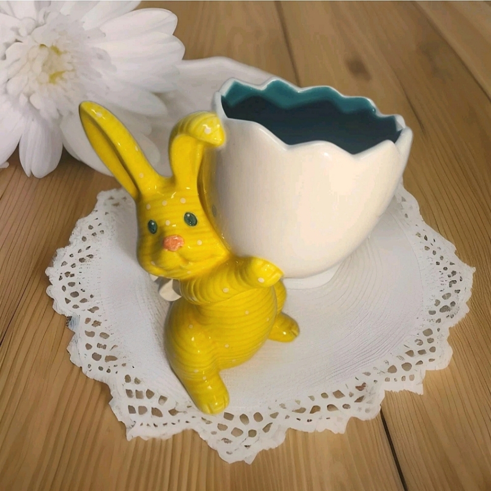 Easter Bunny Rabbit Yellow Figurine Vase Holding Egg Department 56